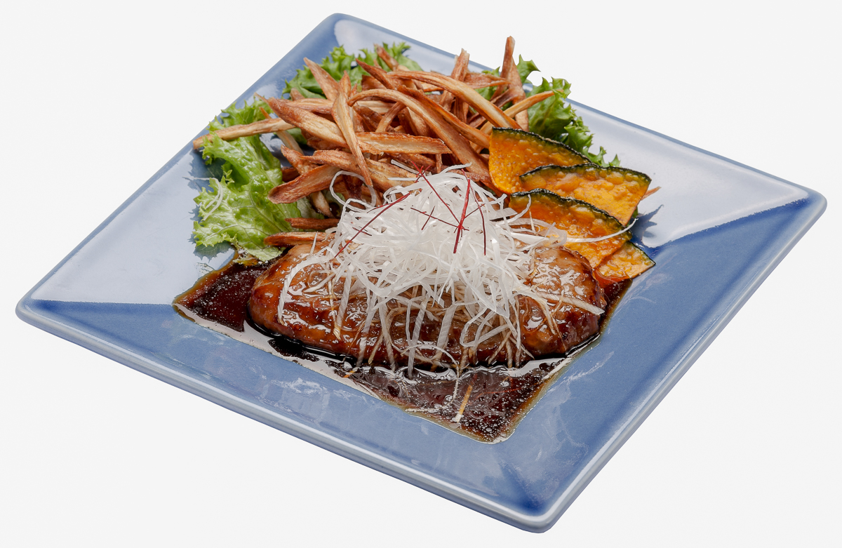 サバの照り焼きに野菜チップを添えた一皿 Plate of teriyaki mackerel with vegetable chips