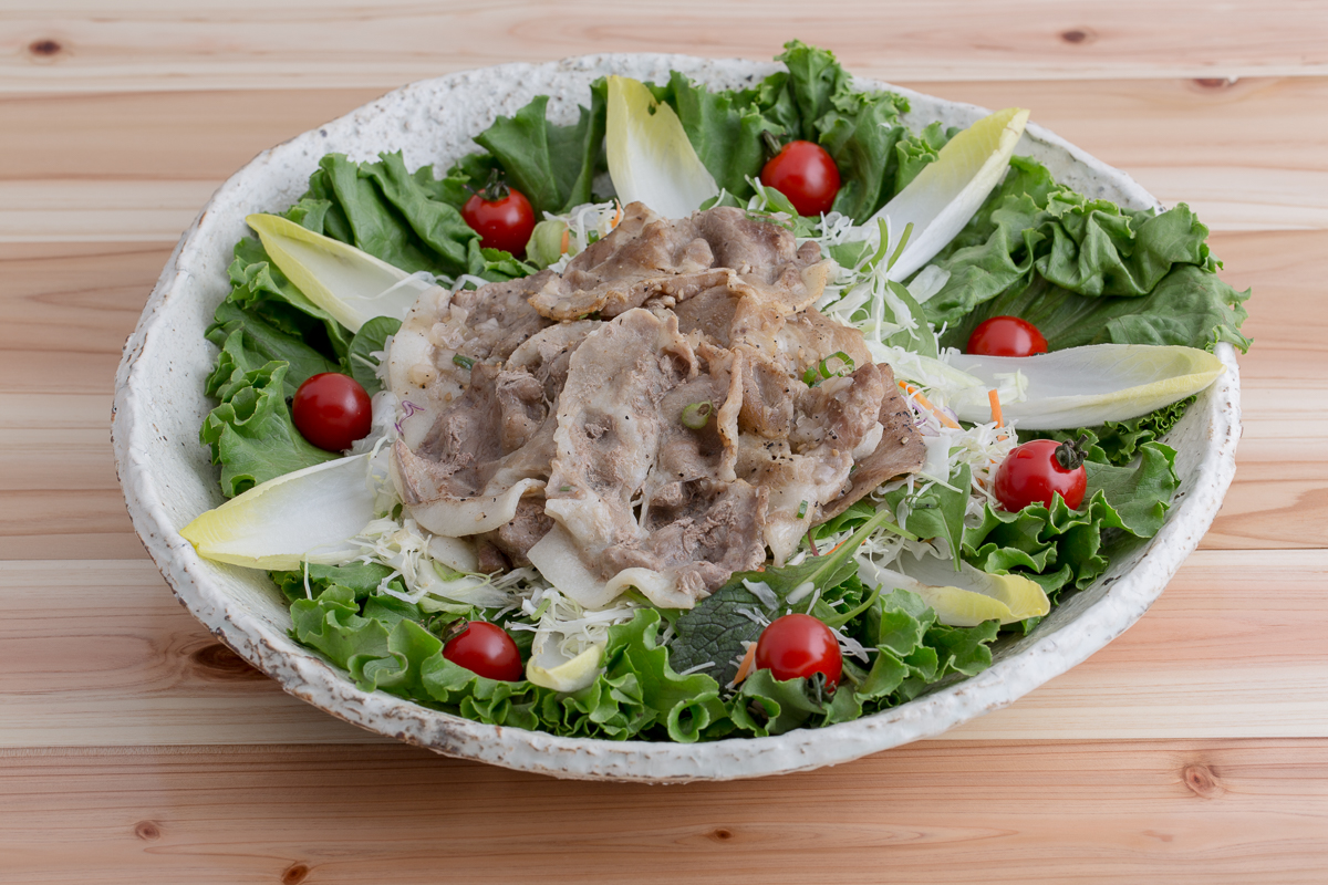彩り豊かな冷しゃぶ（豚）サラダの料理写真 Colorful cold shabu-shabu (pork) salad dish