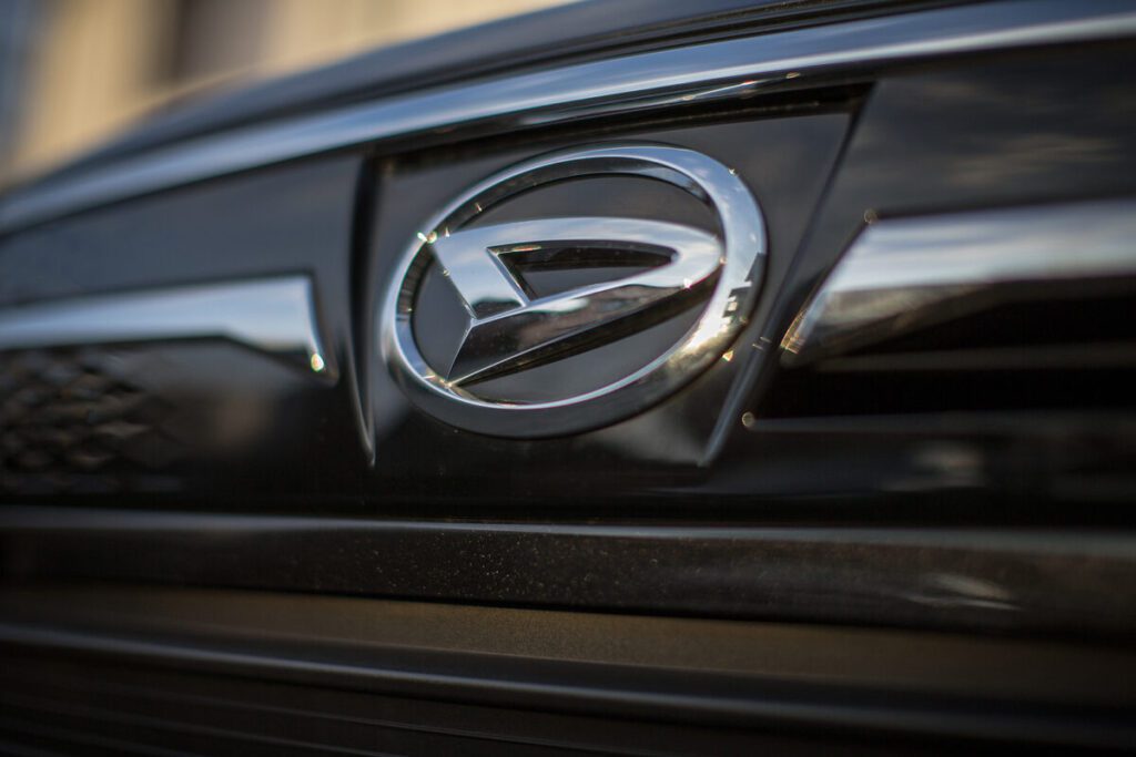ダイハツ・タント カスタムRS　ボンネットのエンブレムとロゴマーク Daihatsu Tanto Custom RS – Emblem and logo on bonnet タント-13.jpg