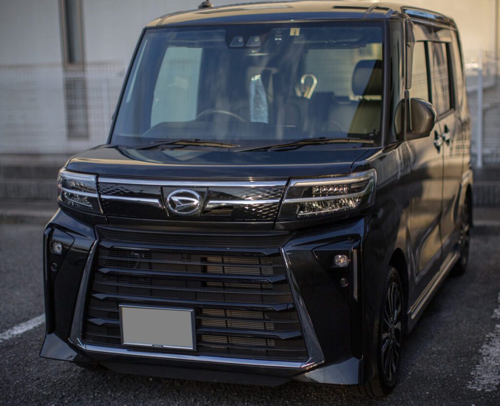 ダイハツ・タント カスタムRS　左斜め前から見た車体全景 Daihatsu Tanto Custom RS – Front three-quarter view (left)