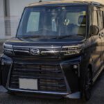 ダイハツ・タント カスタムRS　左斜め前から見た車体全景 Daihatsu Tanto Custom RS – Front three-quarter view (left)