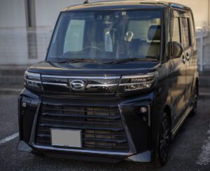 ダイハツ・タント カスタムRS　左斜め前から見た車体全景 Daihatsu Tanto Custom RS – Front three-quarter view (left)