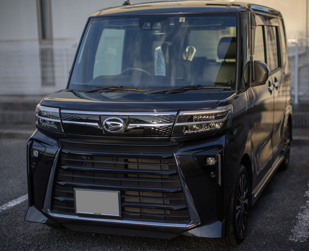 ダイハツ・タント カスタムRS　左斜め前から見た車体全景 Daihatsu Tanto Custom RS – Front three-quarter view (left)